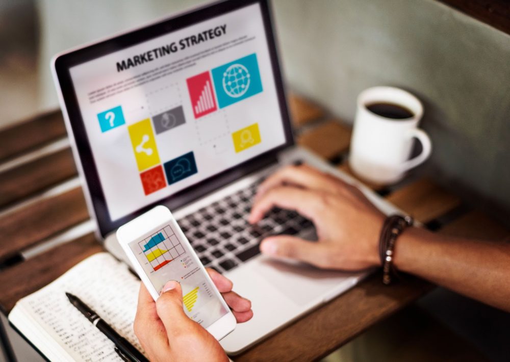 Strategi Penjualan Online yang Efektif untuk UMKM dan Pebisnis Digital: Teknik Pemasaran, Optimasi Platform, dan Inovasi Produk di Era Transformasi Digital